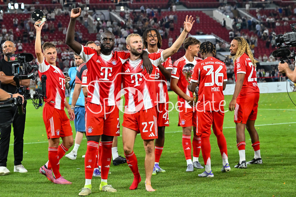 VfB Stuttgart - FC Bayern München | die Spieler des FC Bayern jubeln nach dem Sieg mit den Fans / Jubelfoto / Siegerfoto / im Bild Dayot UPAMECANO (FC Bayern Muenchen 2), Konrad LAIMER (FC Bayern Muenchen 27) /  Franz-Beckenbauer Supercup: VfB Stuttgart - FC Bayern München; MHP Arena am 16.08.2025