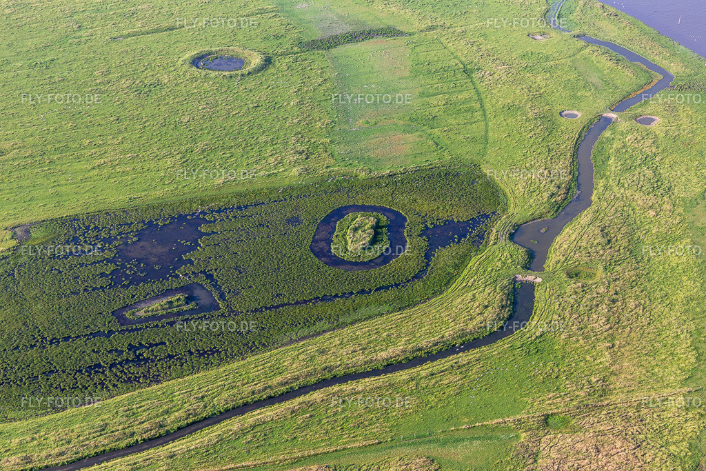 Watt- Bereichen am Flußverlauf der Eider im Naturschutzgebiet Oldensworter Vorland in Karolinenkoog | Luftbild: Watt- Bereichen am Flußverlauf der Eider im Naturschutzgebiet Oldensworter Vorland in Karolinenkoog im Ortsteil Hemmerdeich in Oldenswort im Bundesland Schleswig-Holstein in Deutschland. Foto: IMG_0007256.jpg vom 16.07.2021 durch Werner Riehm/FLY-FOTO.de - Realisiert mit Pictrs.com