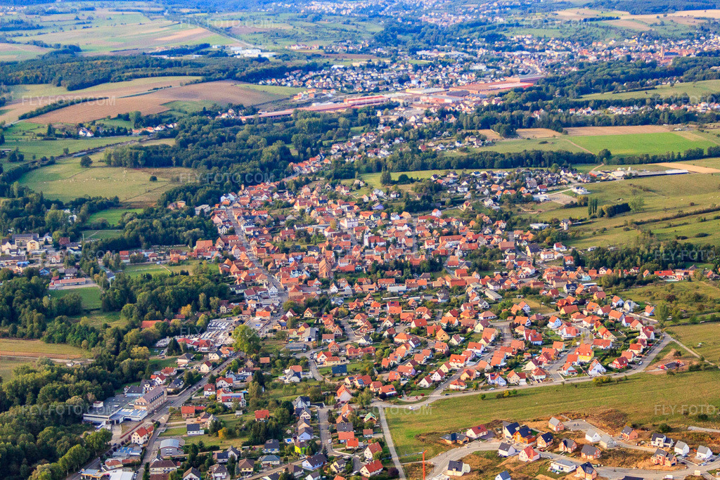 Aerial view: View of the town from the southeast in Gundershoffen in the state Bas-Rhin, France.Photo: IMG_53649.jpg taken on 09/30/2012 by Werner Riehm/FLY-FOTO.comResolution of the original: 4752 x 3168 px