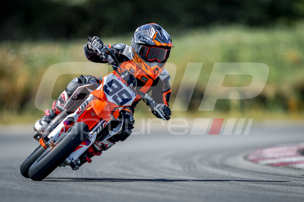 SuperMoto_Staatsmeisterschaft_Fuglau-472 | GRIPcapture steht für authentische Sportfotografie in Österreich – für Momente, die mehr sind als Geschwindigkeit oder Ergebnis. Es geht um Emotion, Spannung, Fokus und den Augenblick, der oft nur einen Wimpernschlag dauert.Ob Motorsport, Teamsport oder 