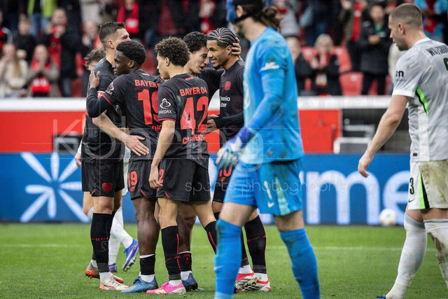 German Bundesliga, Bayer 04 Leverkusen vs. VfL Wolfsburg, 04.04.2026 | LEVERKUSEN, GERMANY - APRIL 4, 2026 :  Malik Tillman (Bayer 04 Leverkusen, 10) celebrates with teammates his goal (6:3) during the German Bundesliga match on gameday 28 between Bayer 04 Leverkusen vs. VfL Wolfsburg at BayArena on April 4, 2026 in Leverkusen, Germany. DFL REGULATIONS PROHIBIT ANY USE OF PHOTOGRAPHS AS IMAGE SEQUENCES AND/OR QUASI-VIDEO.