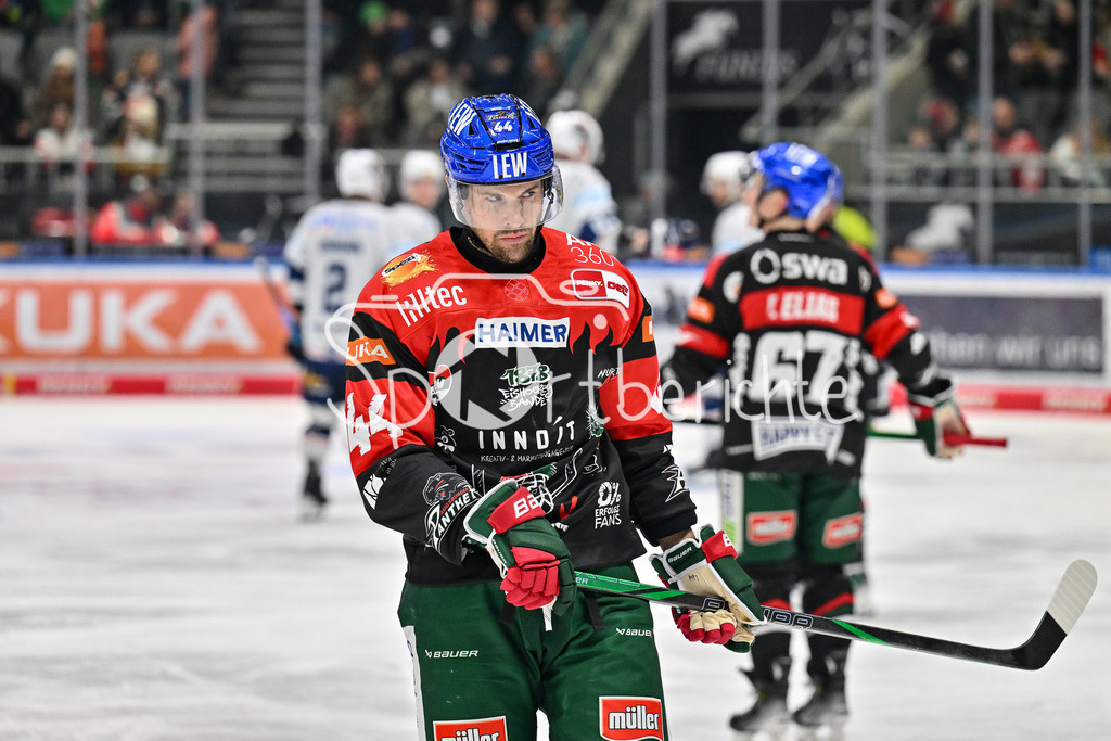 Augsburger Panther - Iserlohn Roosters | Haengende Koepfe in Augsburg / im Bild Nolan ZAJAC (Augsburger Panther #44) / Freisteller / Einzelfoto / DEL: Augsburger Panther - Iserlohn Roosters, Curt Frenzel Stadion am 17.11.2024