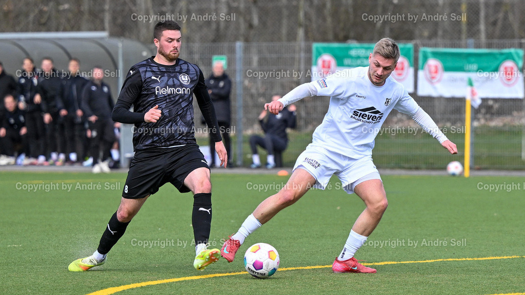 TSV Klausdorf (schwarz) vs Eckernförder SV (weiss) | Leon Petersen (Klausdorf #8) vs Luc-Jonathan Justen (ESV #20) / Fußball-Landesliga Schleswig Männer 2025/2026 / TSV Klausdorf (schwarz) vs Eckernförder SV (weiss) / Kunstrasenplatz Klausdorf / Schwentinental / 04.04.26 - Realisiert mit Pictrs.com