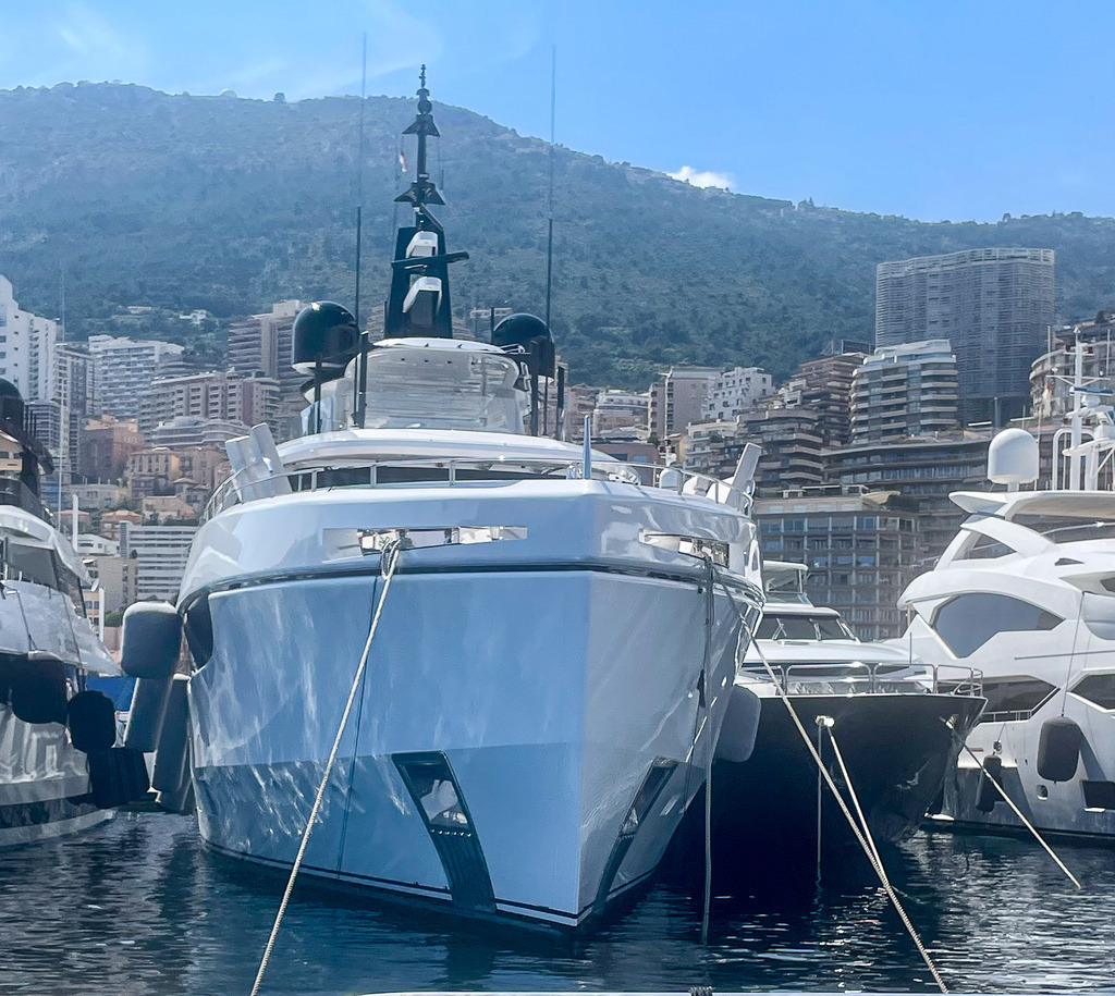 Wandbild Kunstdruck Poster Moderne Megayacht – Exklusive Maritime Wanddekoration | Bringen Sie das exklusive Lebensgefühl und die Eleganz des modernen maritimen Lifestyles in Ihre Räume. Dieses stilvolle Wandbild zeigt eine hochmoderne Luxus-Megayacht, die elegant im Hafenbecken liegt. Ein absolutes Highlight für alle Liebhaber von modernem Yacht-Design, weiten Reisen und anspruchsvoller Ästhetik. Gedruckt auf Premium-Leinwand, feinstem Alu-Dibond oder kristallklarem Acrylglas garantiert dieses Motiv eine beeindruckende Tiefenwirkung in Wohnzimmer, Büro oder Lounge. - Realisiert mit Pictrs.com