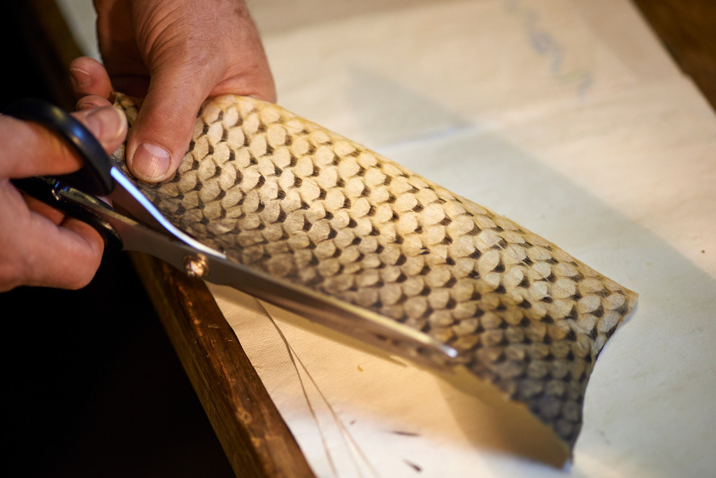 Yupitaze Fischtextil | Litschau, Austria - April 02, 2016: Yupitaze Fischtextil, das Fischleder wird grob zugeschnitten. - Realisiert mit Pictrs.com