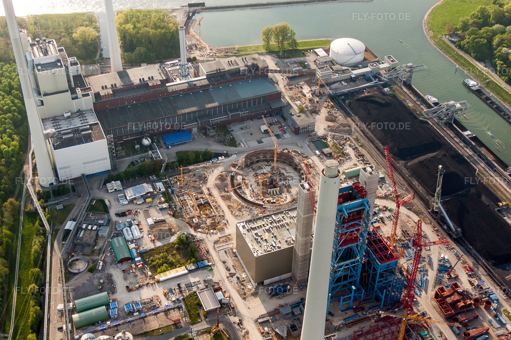 Luftbild: Baustelle zum Neubau der Kraftwerksanlagen und Abgas- Türme des Heizkraftwerkes EnBW Energie Baden-Württemberg AG, Rheinhafen-Dampfkraftwerk Karlsruhe im Ortsteil Daxlanden in Karlsruhe im Bundesland Baden-Württemberg in Deutschland. Foto: IMG_26845.jpg vom 28.04.2010 durch Werner Riehm/FLY-FOTO.de