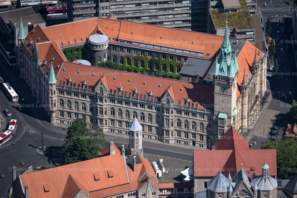 4036347 | Das Neue Rathaus der Stadt Braunschweig, wurde zwischen 1894 und 1900 nach Plänen des damaligen Stadtbaurates Ludwig Winter im neugotischen Stil errichtet.