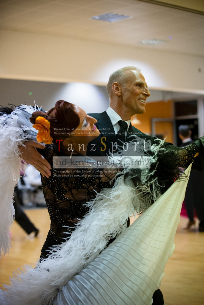20250906_LM_By_Masters-III-S-Std_7580 | Tanzsportbilder, Standardtanz, Lateintanz, WDSF, DTV, LTVB, dancecomp, goc, hessen tanzt, blaues band der spree, walzer, tango, wiener walzer, slowfox, quickstepp, samba, rumba, cha-cha-cha, paso doble. jive, hd-kroft photography, turniertanzsport