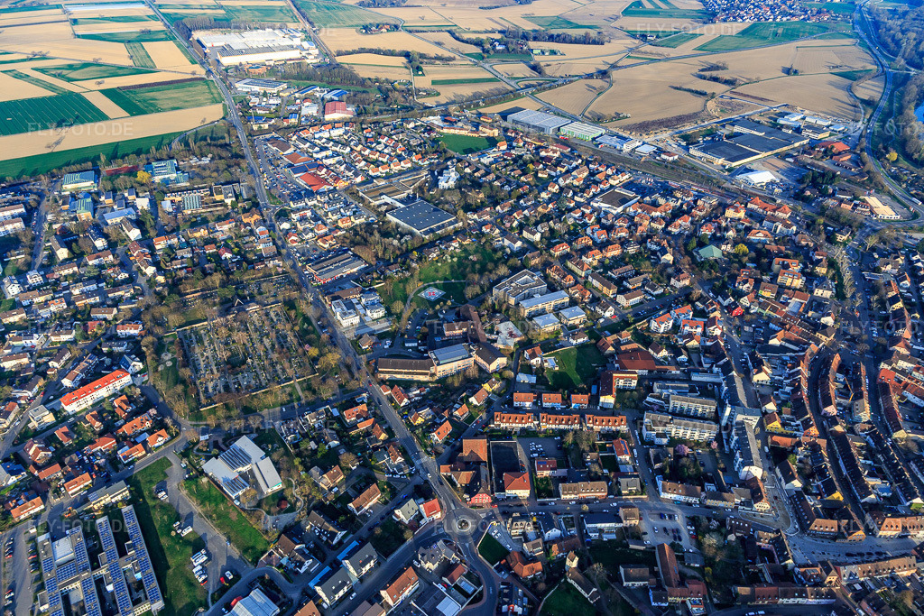 Luftbild: Friedhof und Helios Rosmann Klinik Breisach in Breisach am Rhein im Bundesland Baden-Württemberg in Deutschland. Foto: IMG_113176.jpg vom 22.03.2019 durch Werner Riehm/FLY-FOTO.deRosmann Klinik | Helios Klinik Breisach
