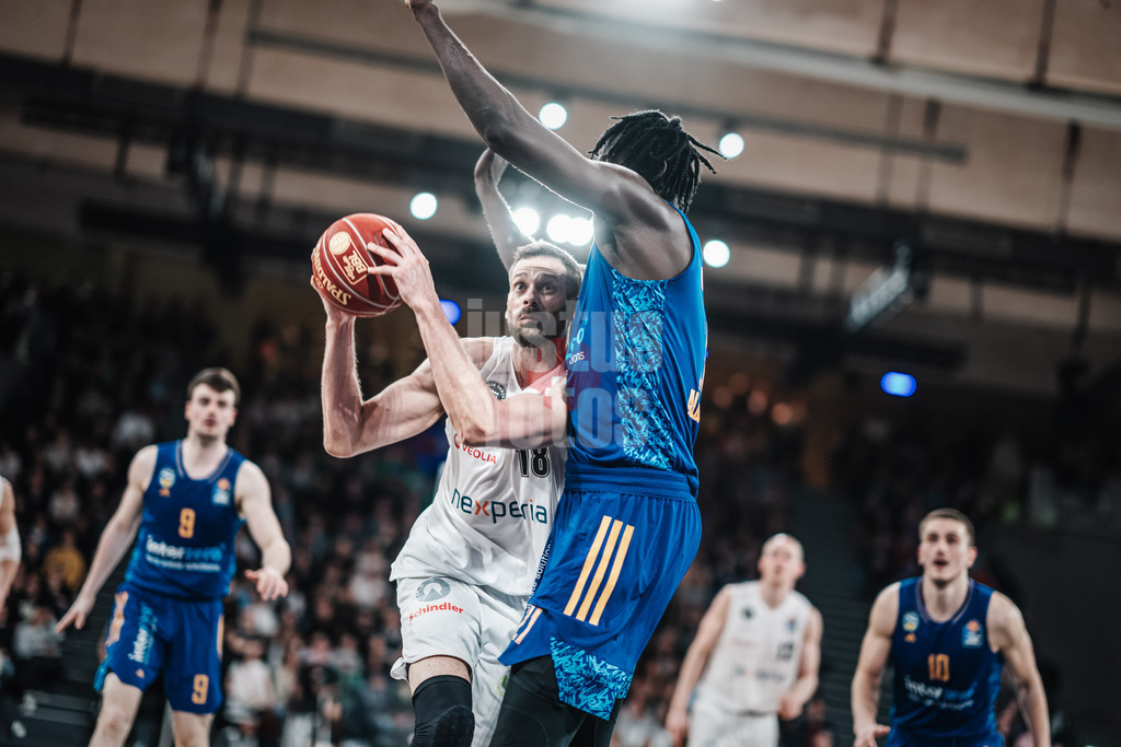 Basketball | Männer | Saison 2023/2024 | easyCredit Basketball Bundesliga | Veolia Towers Hamburg vs. Alba Berlin | 17.04.2024 | Jonas 'WoBo' Wohlfarth-Bottermann (#18, Hamburg Towers) sucht einen weg vorbei Khalifa Koumadje (#21, Alba Berlin)