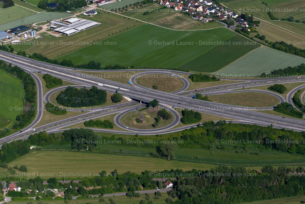 4032459 | SINGEN (HOHENTWIEL) 12.06.2020 Verkehrsführung und Fahrbahnen in der Straßenführung des Autobahnkreuz der BAB A81 "Kreuz Singen" - angegelegt als Form eines Kleeblattes in Singen (Hohentwiel) im Bundesland Baden-Württemberg, Deutschland. Weiterführende Informationen bei: Die Autobahn GmbH des Bundes. // Traffic flow at the intersection- motorway A81 "Kreuz Singen" in form of cloverleaf in Singen (Hohentwiel) in the state Baden-Wuerttemberg, Germany. Further information at: Die Autobahn GmbH des Bundes. Foto: Gerhard Launer