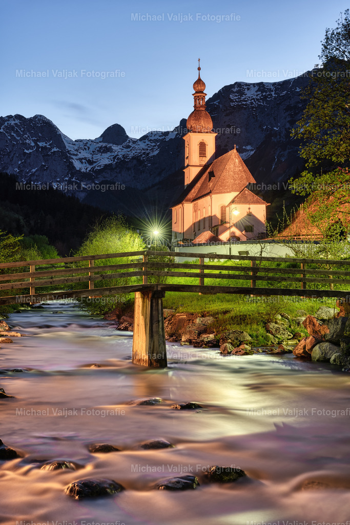 Abends in Ramsau | Die Pfarrkirche St. Sebastian in Ramsau im Berchtesgadener Land an einem Abend im Frühling. Im Hintergrund erhebt sich die Reiteralpe. - Realisiert mit Pictrs.com