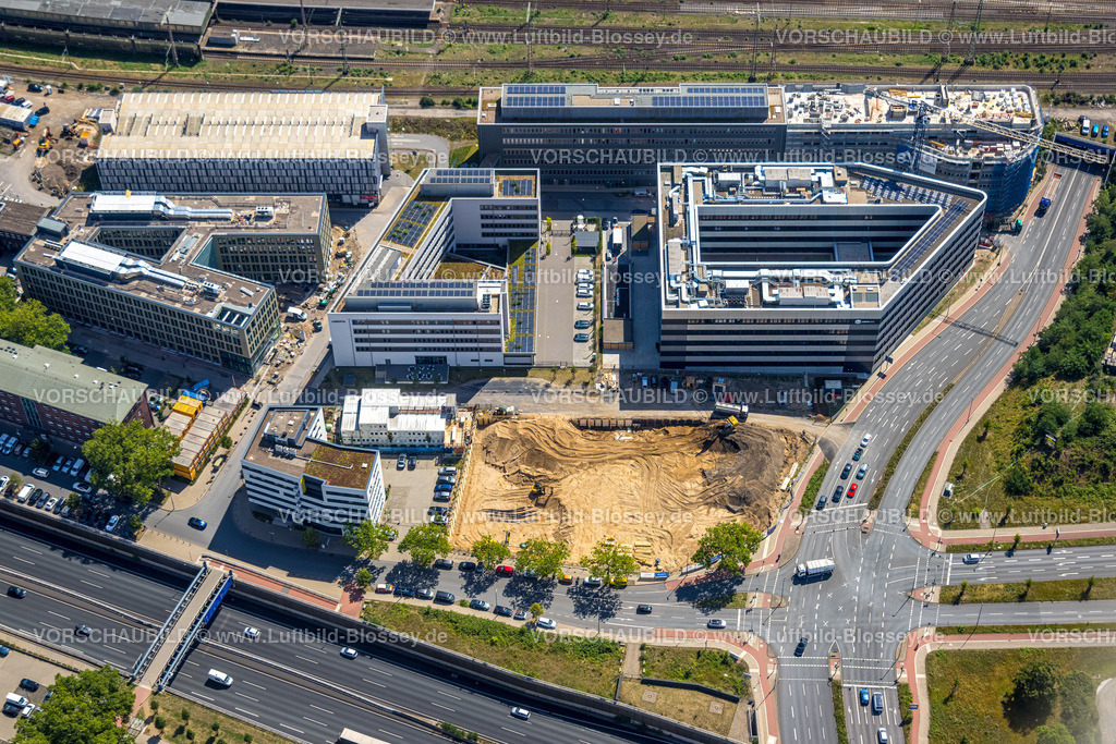 Duisburg220702138 | Luftbild, Hauptbahnhof und Vorplatz mit Baustelle für Quartier 1 Wuhanstraße, Dellviertel, Duisburg, Ruhrgebiet, Nordrhein-Westfalen, Deutschland