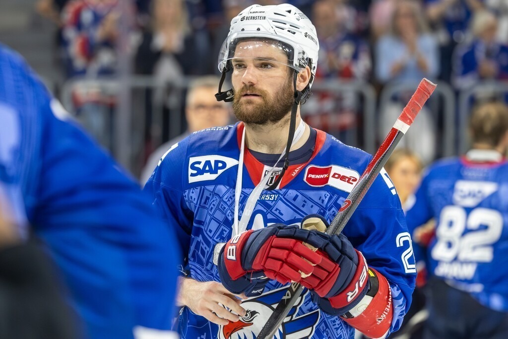 DEL, Deutsche Eishockey Liga Saison 2025/26, Playoff-Finale, Spiel 5: Adler Mannheim gegen Eisbären Berlin | DEL, Deutsche Eishockey Liga Saison 2025/26, Playoff-Finale, Spiel 5: Adler Mannheim gegen Eisbären Berlin***Kris Bennett (21, Mannheim) nach Spielende - Realisiert mit Pictrs.com