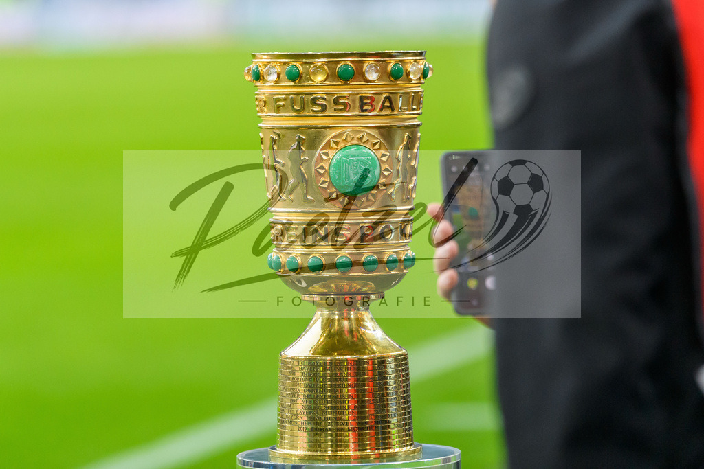 HSVSCF20220419_413 | Fussball, Herren: . Die DFB-Pokal Trophaee beim DFB-Pokal-Halbfinalspiel zwischen Hamburger SV und SC Freiburg im Volksparkstadion am 19.04.2022 in Hamburg, Deutschland.DFB / DFL REGULATIONS PROHIBIT ANY USE OF PHOTOGRAPHS AS IMAGE SEQUENCES AND/OR QUASI-VIDEO. - Realisiert mit Pictrs.com