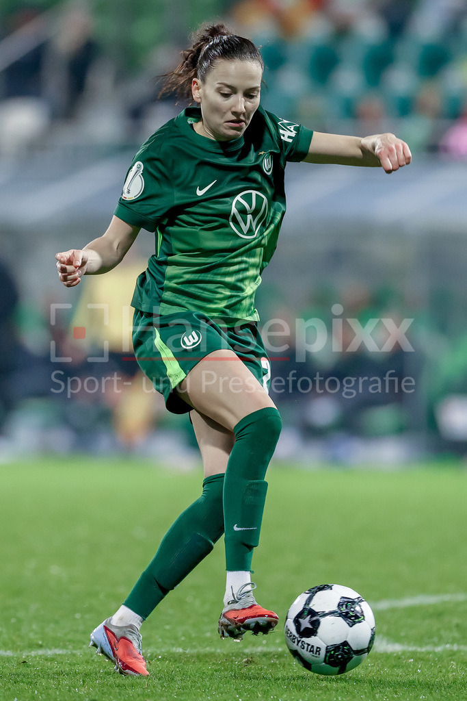Fussball, DFB-Pokal Frauen, VfL Wolfsburg - SC Freiburg | Joelle Wedemeyer (VfL Wolfsburg, 24) am Ball, Freisteller, Einzelbild, Ganzkörper, Aktion, Action, Spielszene, DIE DFB-RICHTLINIEN UNTERSAGEN JEGLICHE NUTZUNG VON FOTOS ALS SEQUENZBILDER UND/ODER VIDEOÄHNLICHE FOTOSTRECKEN. DFB REGULATIONS PROHIBIT ANY USE OF PHOTOGRAPHS AS IMAGE SEQUENCES AND/OR QUASI-VIDEO.