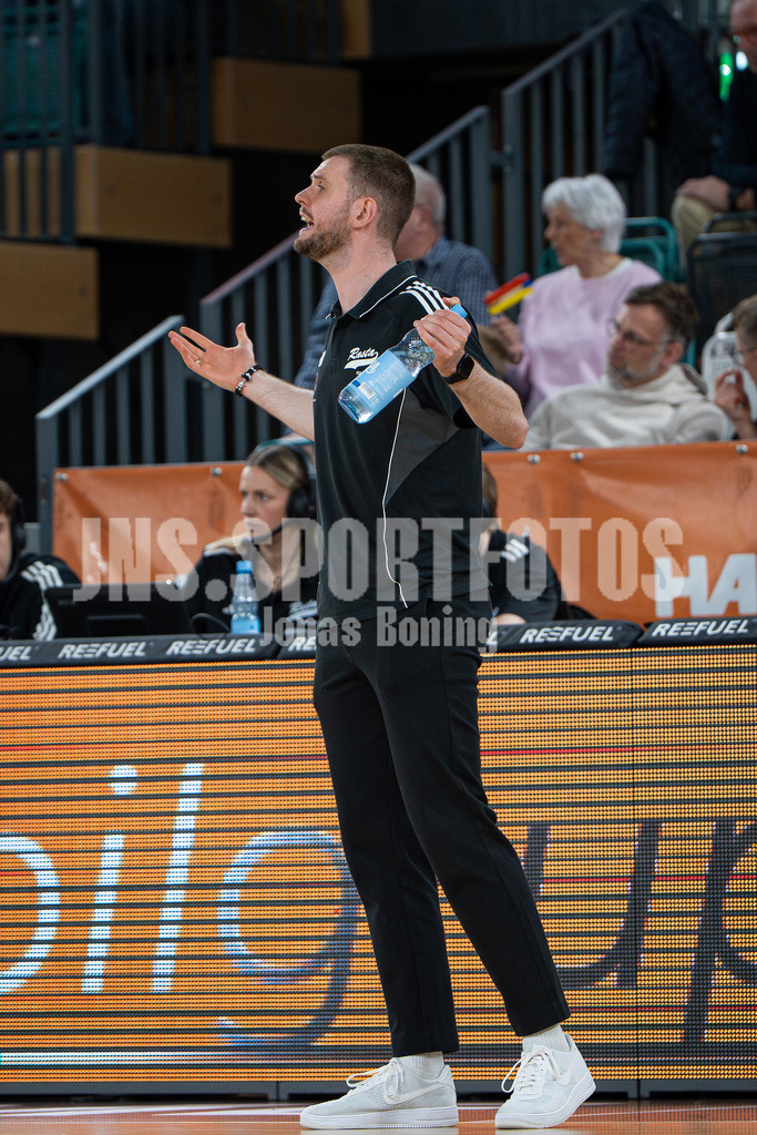 Basketball I Herren I Saison 2025-2026 I 2. Bundesliga ProB Nord I 23. Spieltag I RASTA Vechta II - EN Baskets Schwelm I 7654 | Harm-Ubbo Horst (Head Coach, RASTA Vechta II) - Realisiert mit Pictrs.com