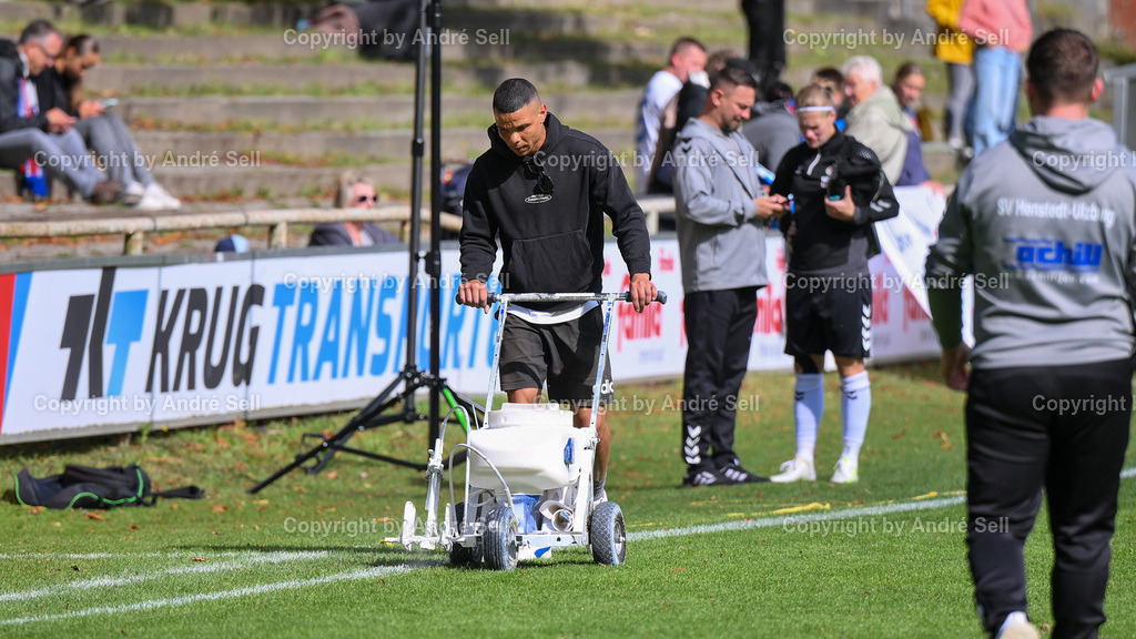 Holstein Kiel vs SV Henstedt-Ulzburg | Vor dem Spiel nochmal schnell die Linien nachziehen / Fußball-Regionalliga Nord Frauen 2025/2026 / Holstein Kiel vs SV Henstedt-Ulzburg / Waldwiese / Kiel / 14.09.25 - Realisiert mit Pictrs.com