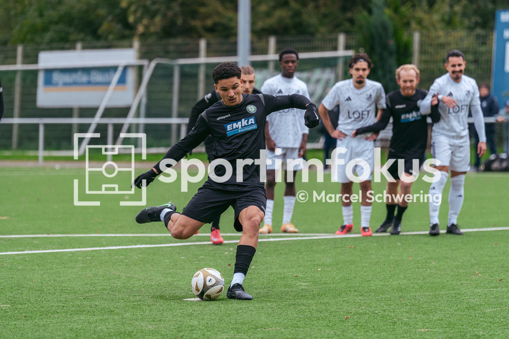 SSV Germania Wuppertal – Cronenberger SC | Younes El-Abdouni (17, Cronenberger SC) bei einem Elfmeter. Bezirksliga Niederrhein, Gruppe 2: SSV Germania Wuppertal gegen Cronenberger SC, Wuppertal, 11.10.2026. Endstand: 1:4. sportimfokus / Marcel Schwering - Realisiert mit Pictrs.com