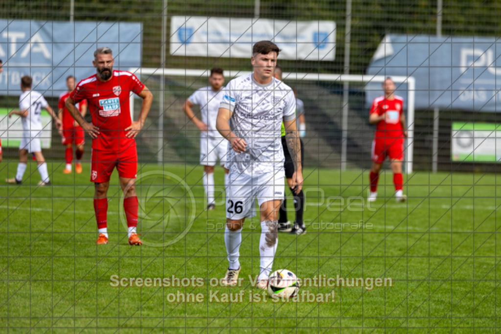 20250831_153356_0572 | #,TSG Salach (weiß) vs. SV Ebersbach (rot), Fußball, Bezirksliga - Bezirk Neckar/Fils, 02. Spieltag, Saison 2025/2026, Rasensportplatz, Staufenecker Straße, 73084 Salach, 31.08.2025 - 15:00 Uhr,Foto: PhotoPeet-Sportfotografie/Peter Harich