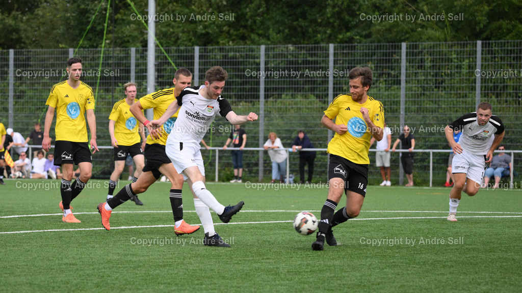 TSV Kronshagen vs TSV Altenholz | 03.08.24, Fußball-Landesliga Schleswig Männer 2024/2025, TSV Kronshagen (weiss) vs. TSV Altenholz (gelb), Julian Huchzermeier (TSVK #16) / Michel Eckey (TSVA #4) &amp; Christian Olsiewski (TSVA #16 blockt den Ball) - Realisiert mit Pictrs.com