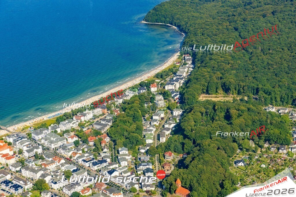 Klassische Luftaufnahme ohne Drohne zeigt:Schwedenstraße bei Binz - Die Luftbildaufnahme wurde 2025 vom UL-Flugzeug heraus erstellt ( keine Drohnenaufnahme ) - Hochauflösende Luftaufnahme -Nicht vergleichbar mit Google Maps oder Satelittenbilder- Die Geschenkidee !Mit Lizenz und Bildrechte bestellbar