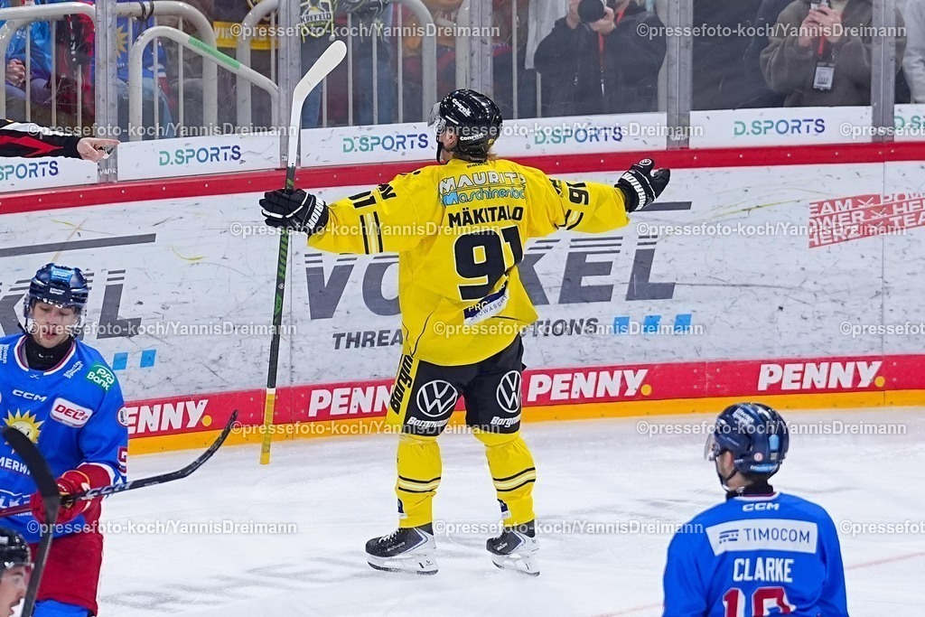 xYDRx30112501004 | 30.11.2025, xydrx, Eishockey, DEL2, Düsseldorfer EG - Krefeld Pinguine, PSD Bank Dome Düsseldorf: Torjubel nach dem Tor zum 1:0 für die Krefeld Pinguine durch Torschütze Roppe Maekitalo (Krefeld Pinguine #91)Photo: xYannisxDreimannxPressefotoKochx