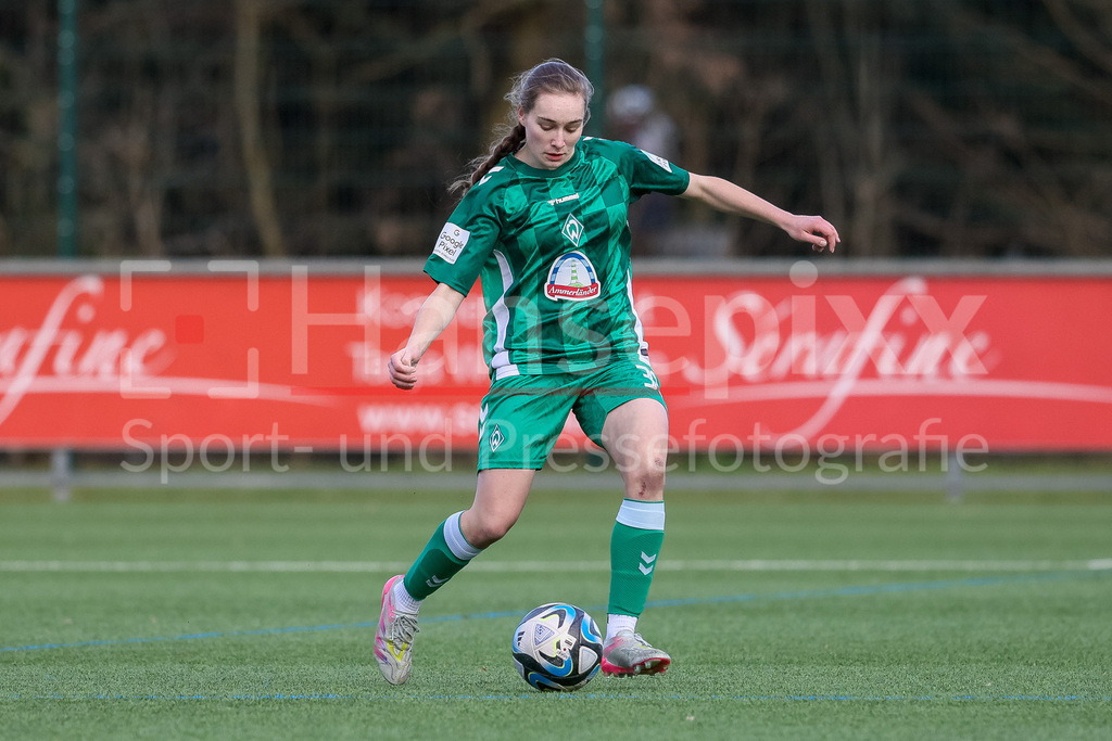 Fussball, Testspiel Frauen, DSC Arminia Bielefeld - SV Werder Bremen | v.li.: Maria Penner (SV Werder Bremen, 33) am Ball, Freisteller, Einzelbild, Ganzkörper, Aktion, Action, Spielszene