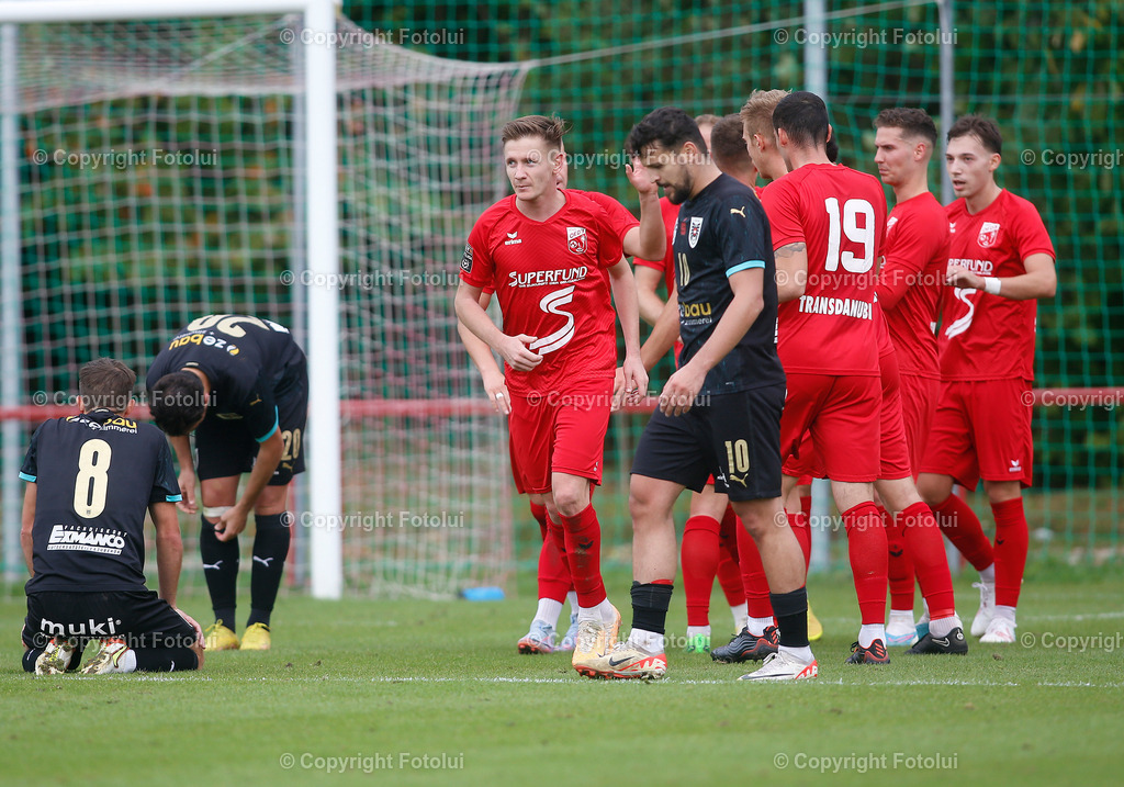 A_LUI_230923_18 | SPORT,FUSSBALL,LT1 OOELIGA ASKOE OEDT-SV ZEBAU BAD ISCHL 29.09.2023 IM BID: DIE SPIELER VON ODET JUBELN UEBER DAS 3:0FOTO:FOTOLUI