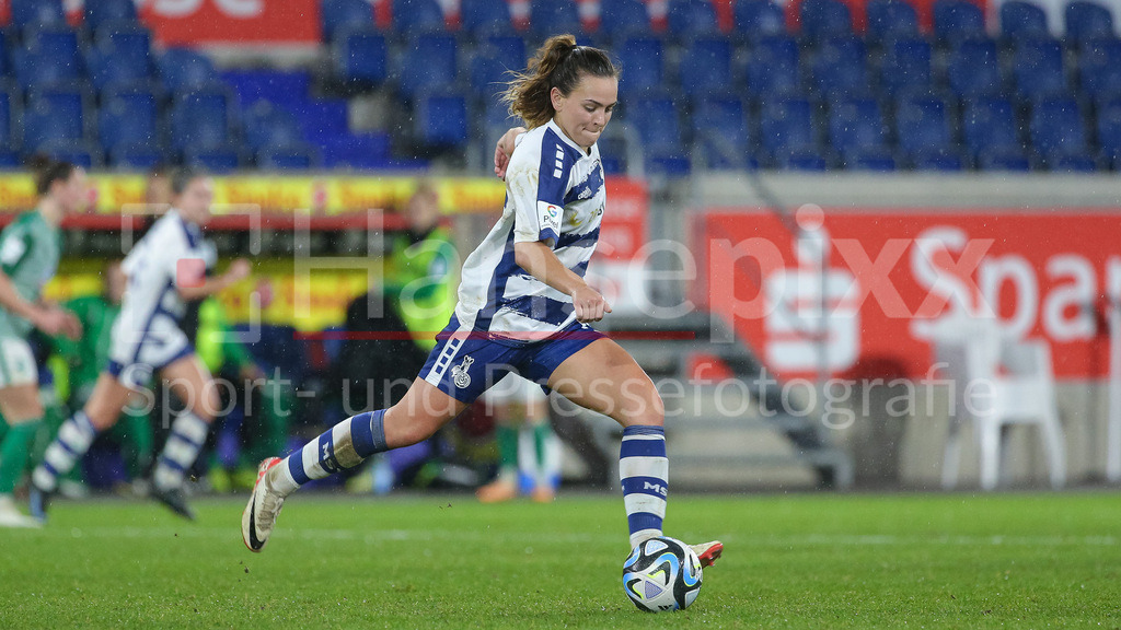 Fussball, Google Pixel Frauen-Bundesliga, MSV Duisburg - SV Werder Bremen | v.li.: Natalie Muth (MSV Duisburg, 13) am Ball, Einzelbild, Ganzkörper, Aktion, Action, Spielszene, DIE DFB-RICHTLINIEN UNTERSAGEN JEGLICHE NUTZUNG VON FOTOS ALS SEQUENZBILDER UND/ODER VIDEOÄHNLICHE FOTOSTRECKEN. DFB REGULATIONS PROHIBIT ANY USE OF PHOTOGRAPHS AS IMAGE SEQUENCES AND/OR QUASI-VIDEO.