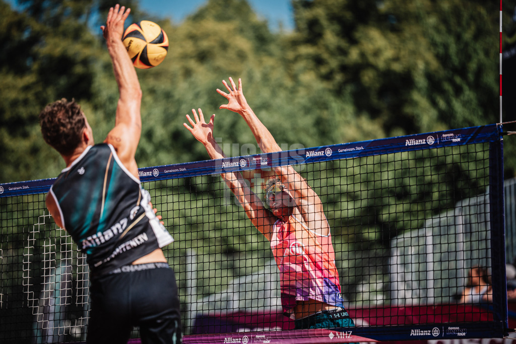 Beachvolleyball | Männer | Allianz German Beach Tour 2025 | Tourstop München | 05.07.2025 | v.l. Eric Stadie-Seeber beim Angriff gegen Hennes Nissen