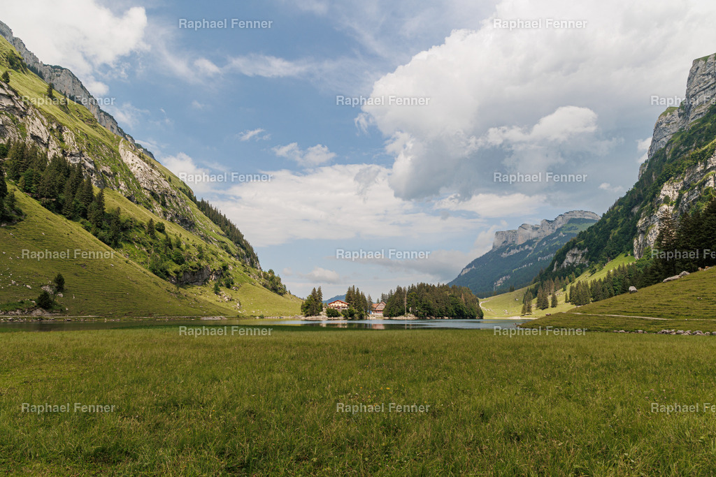 Seealpsee im Kanton Appenzell  | Erlebe eindrucksvolle Landschaftsfotografie aus dem Engadin und darüber hinaus. Raphael Fenner bietet zudem professionelle Fotoaufträge für Hochzeiten, Porträts und Unternehmen. Jetzt entdecken und inspirieren lassen!
