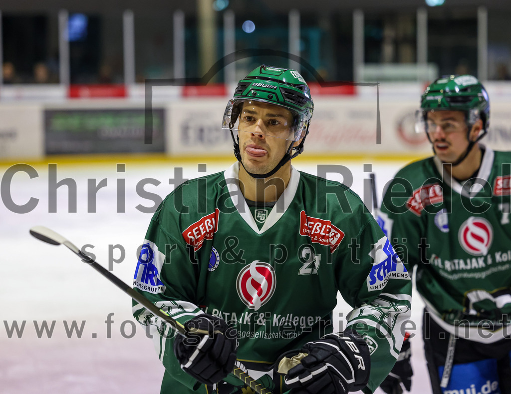 2023-11-17_064_TSV_Erding_gegen_EA_Schongau | Erding, Deutschland, 17.11.2023:
Eishockey, Bayernliga Vorrunde 2023 / 2024, 10. Spieltag, TSV Erding gegen EA Schongau, Endergebnis: 12:4

Mark Waldhausen (Erding Gladiators, #27)

Foto: Christian Riedel / fotografie-riedel.net