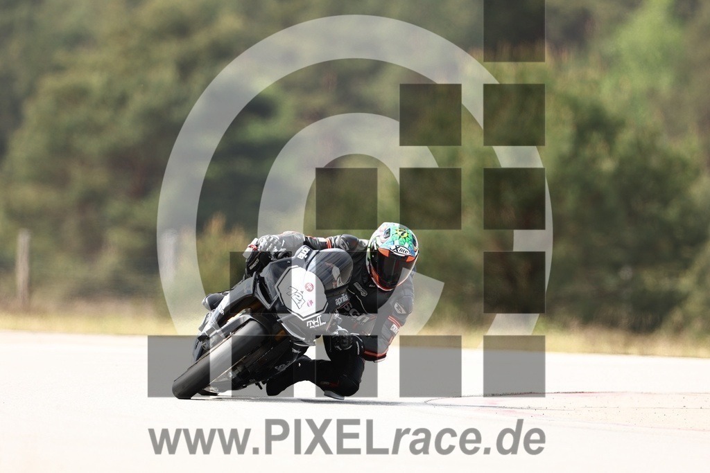 0721-20240504_02136 | Schöne Erinnerungen an spannende Momente - das festzuhalten ist unser Job. PIXELrace.de ist seit 2003 auf den Rennstrecken Europas unterwegs um die Action draußen beim Fahren und die wunderbare Stimmung imm Fahrerlager für euch einzufangen.