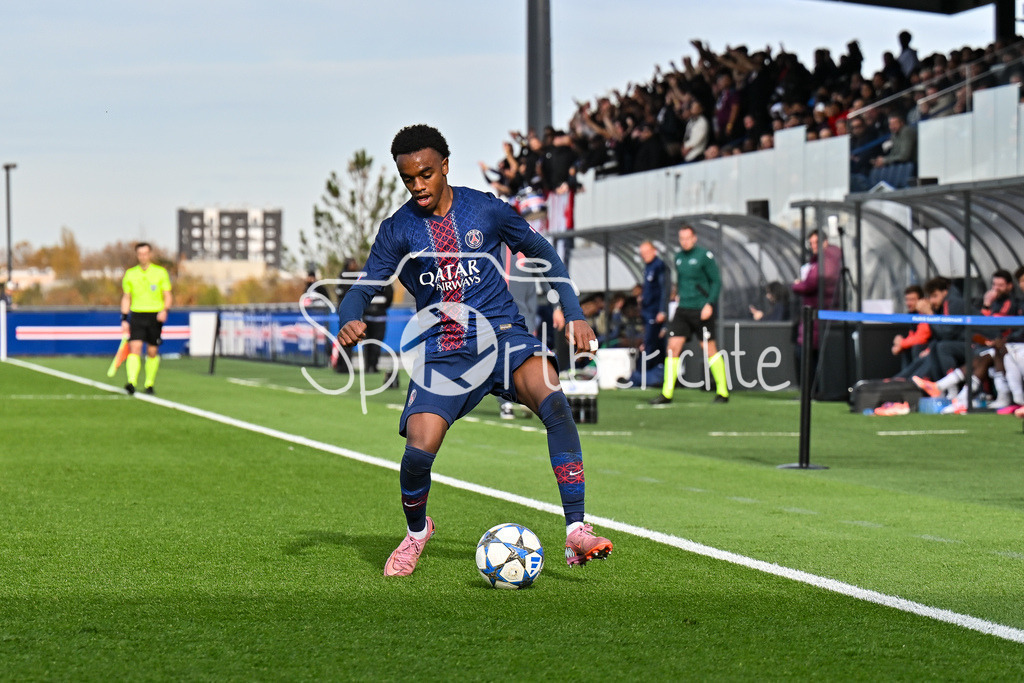 Paris Saint Germain U19 - FC Bayern München U19 | PARIS, FRANKREICH - 4. NOVEMBER: am Ball Elijah LY (PSG U19 29) beim Ligaspiel zwischen der U19 von Paris Saint Germain und der U19 des FC Bayern München am 4. Spieltag der UEFA Youth League am PSG Campus am 04.11.2025