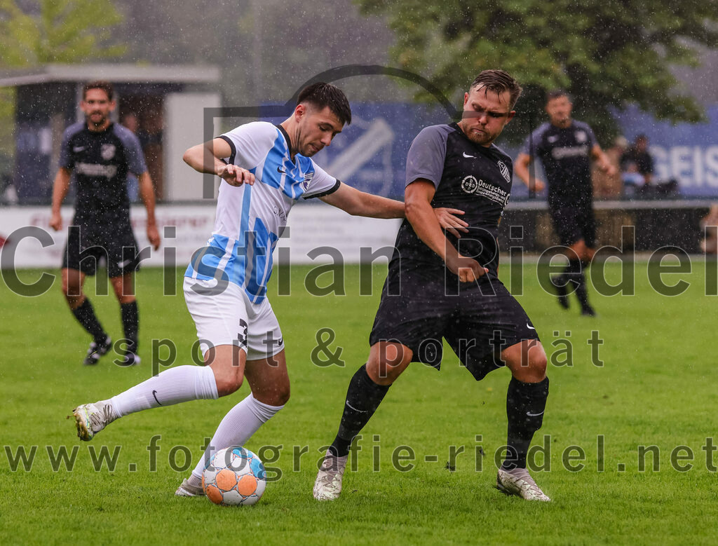2023-08-05_048_FC_Langengeisling_gegen_SVN_Muenchen | Erding, Deutschland, 05.08.2023:
Fußball, Bezirksliga Oberbayern Ost 2023 / 2024, 2. Spieltag, FC Langengeisling gegen SVN München, Endergebnis: 1:3

Miguel Fantl (SVN München, #3), Hannes Dornauer (FC Langengeisling, #33)

Foto: Christian Riedel / fotografie-riedel.net