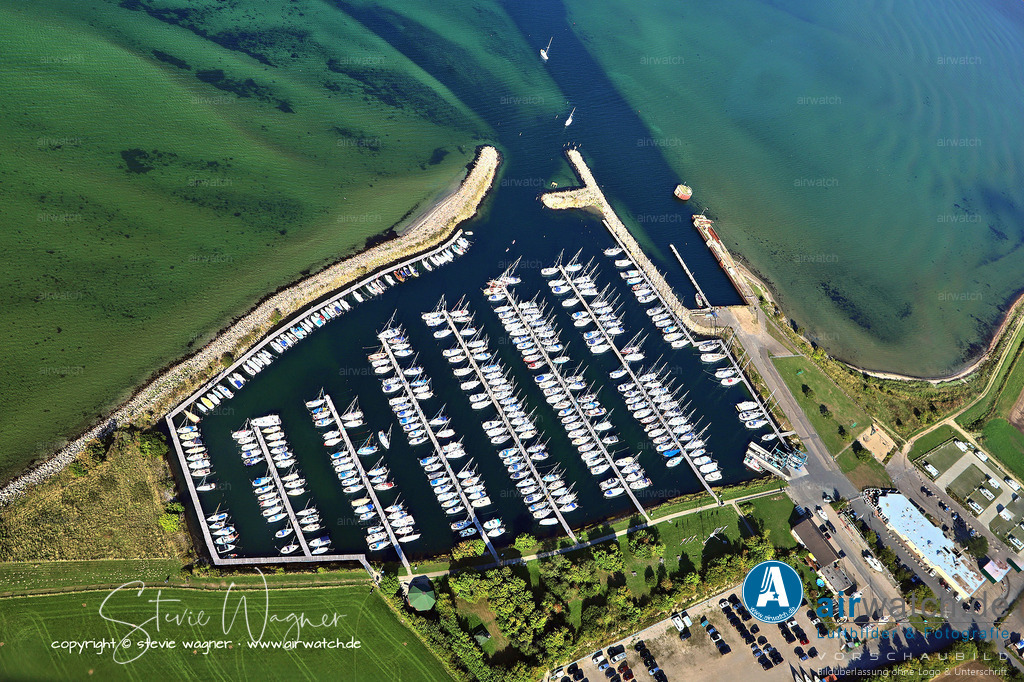 Luftbild Gelting Mole - Seit Juni 2018 ist das Seenotrettungsboot URSULA DETTMANN (SRB 71) im Einsatz | Seit Juni 2018 ist das Seenotrettungsboot URSULA DETTMANN (SRB 71) im Einsatz – ein Boot der 10,1-Meter-Klasse mit 380-PS-Dieselmotor, einer Höchstgeschwindigkeit von 18 Knoten und einer Besatzung von drei Personen. Das Boot wird von 24 freiwilligen Seenotrettern unter Leitung des Vormanns Tim Eggers bedient.