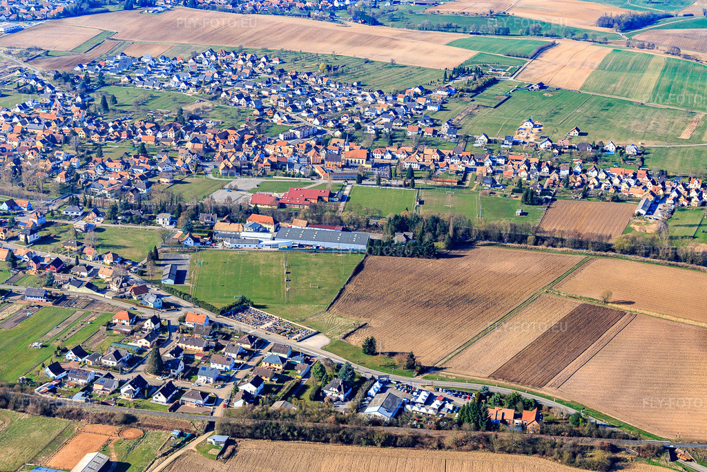 Vue aérienne: Vue de la ville depuis le sud, y compris le terrain de football. à Niedermodern dans le département Bas Rhin, France – .Photo: IMG_097494.jpg prise le 16/03/2017 par Werner Riehm/FLY-FOTO.eu – Résolution de l'original: 5219 x 3480 px