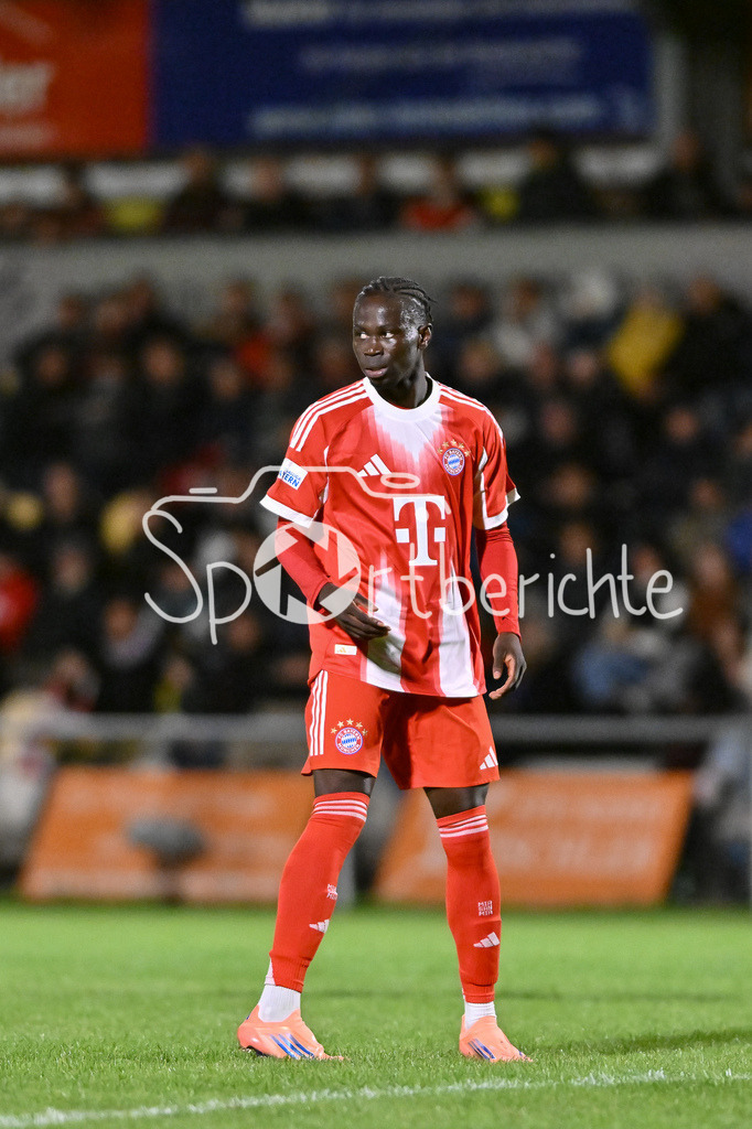 DJK Vilzing - FC Bayern Amateure | im Bild Baung DARBOE (FC Bayern München II 19) / Einzelfoto / Freisteller / Regionalliga Bayern: DJK Vilzing - FC Bayern Amateure; Manfred-Zollner Stadion am 23.09.2025