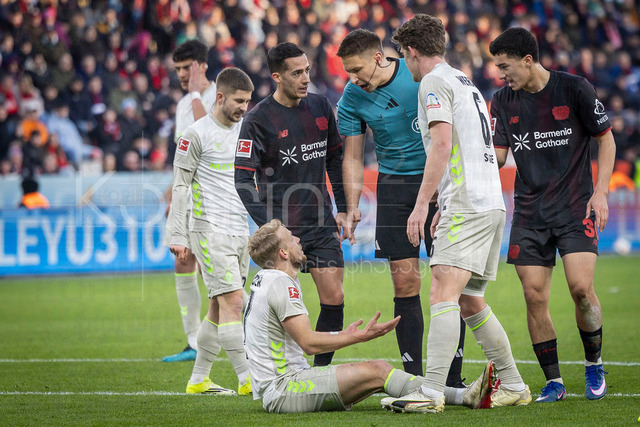German Bundesliga, Bayer 04 Leverkusen vs. SV Werder Bremen, 24.01.2026 | LEVERKUSEN, GERMANY - JANUARY 24: Marco Grull (Grüll / Gruell / SV Werder Bremen, 17) discusses with referee Tobias Reichel (Sindelfingen) during the German Bundesliga match on gameday 19 between Bayer 04 Leverkusen vs. SV Werder Bremen at BayArena on January 24, 2026 in Leverkusen, Germany. DFL REGULATIONS PROHIBIT ANY USE OF PHOTOGRAPHS AS IMAGE SEQUENCES AND/OR QUASI-VIDEO.