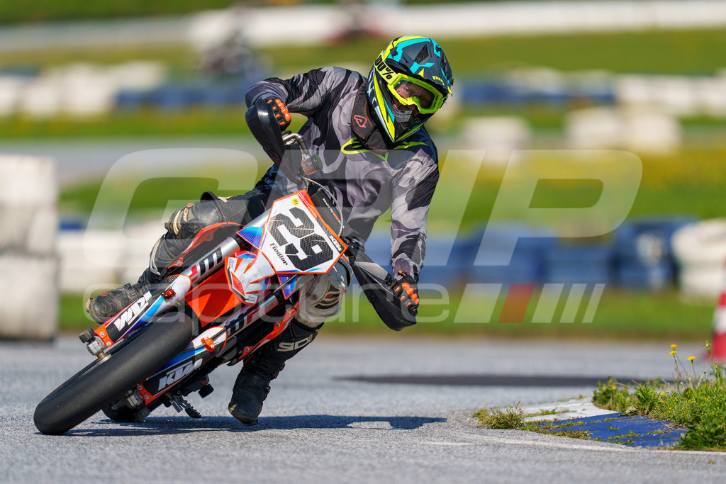 SuperMoto_Staatsmeisterschaft_Greinbach_196 | GRIPcapture steht für authentische Sportfotografie in Österreich – für Momente, die mehr sind als Geschwindigkeit oder Ergebnis. Es geht um Emotion, Spannung, Fokus und den Augenblick, der oft nur einen Wimpernschlag dauert.Ob Motorsport, Teamsport oder 