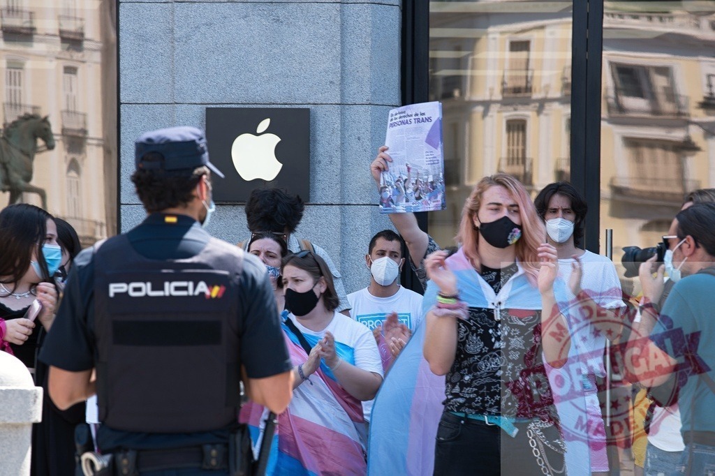 People protesting for trans rights at Puerta del Sol, Madrid | Protesting people demanding trans rights, watched by police near Apple Store in Puerta del Sol - Realized with Pictrs.com