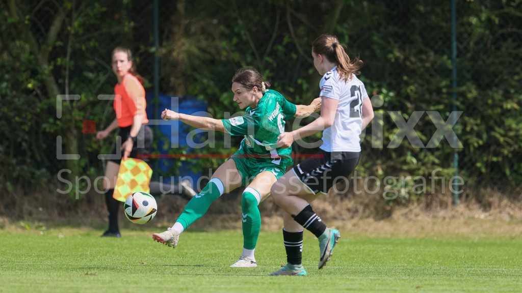Fussball, Testspiel Frauen, SV Henstedt-Ulzburg - SV Werder Bremen | v.li.: Sophie Weidauer (SV Werder Bremen, 9) und Liv Fuß (SV Henstedt-Ulzburg, 21) im Zweikampf, Duell, Dynamik, Aktion, Action, Spielszene