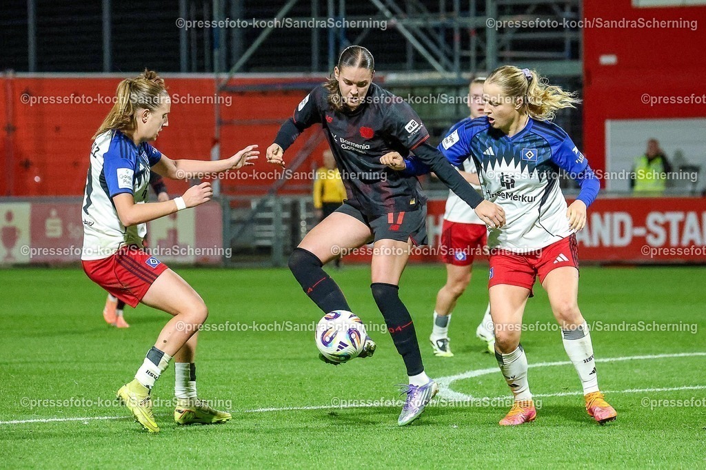 xsscx05112501020 | 05.11.2025, xsscx, Frauen Fuﬂball, Bayer 04 Leverkusen - Hamburger SV, Saison 2025 2026: Valentina Maedl (Bayer 04 Leverkusen #17) im Zweikampf gegen Nina Raecke (Hamburger SV #39) DFB regulations prohibit any use of photographs as image sequences and or quasi-video.