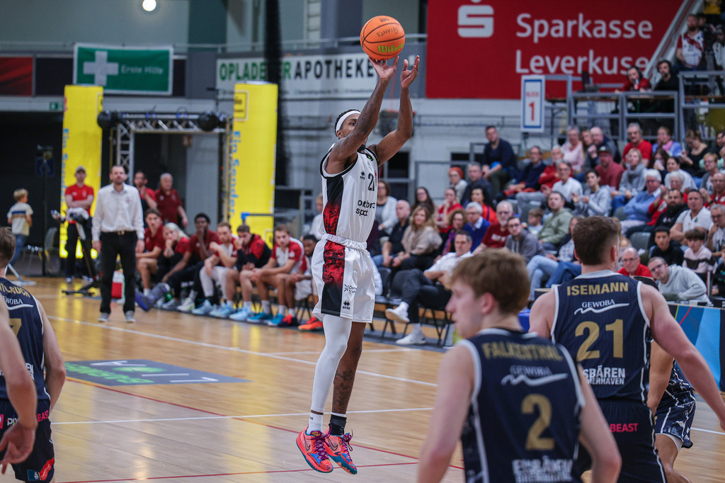 Pro A BAYER GIANTS vs Eisbären Bremerhaven-116 | Fotos von Basketballspielen aus dem Raum NRW fotografiert von Gero Mueller-Laschet und Daniel Schaefer - Realisiert mit Pictrs.com