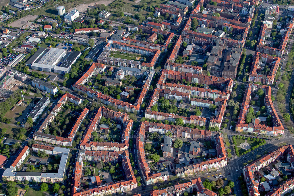 4026022 | ERFURT 06.05.2020 Wohngebiet der Mehrfamilienhaussiedlung an der Rathenaustraße im Ortsteil Krämpfervorstadt in Erfurt im Bundesland Thüringen, Deutschland. // Residential area of the multi-family house settlement on Rathenaustrasse in the district Kraempfervorstadt in Erfurt in the state Thuringia, Germany. Foto: Gerhard Launer