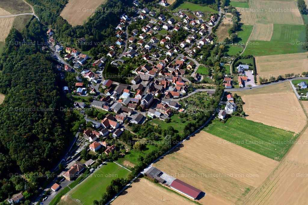 3650627 | ROßBRUNN 13.09.2016 Stadtansicht vom Stadtrand angrenzend an landwirtschaftliche Feldern  in Roßbrunn im Bundesland Bayern, Deutschland // City view from the outskirts with adjacent agricultural fields  in Roßbrunn in the state Bavaria, Germany Foto: Gerhard Launer
