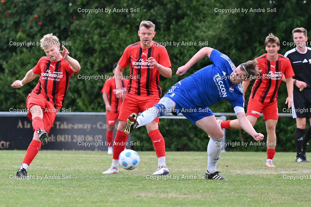 SpVg Eidertal Molfsee vs TSV Kronshagen | Tom Bräsch (Molfsee #3) vs Rune Möller (TSVK #22 scheitert am Torwart) &amp; Laurynas Kulikas (TSVK #9) / Fußball-Landesliga Schleswig Männer 2026/2027 / SpVg Eidertal Molfsee vs TSV Kronshagen / Platz A / Molfsee / 15.08.26 - Realisiert mit Pictrs.com