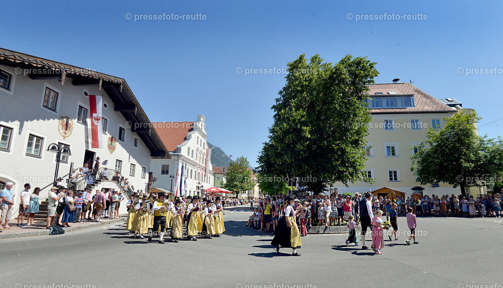 news-2022-Juli17-Musikumzug-Reutte-WTV_3561-Berwang-Namlos | Info aus dem Bezirk Reutte/Ausserfern Tirol sowie eine umfangreiche Bilddatenbank über die gesamte Region: Lechtal, Talkessel Reutte, Tannheimertal, Zwischentoren. Lech, Plansee, Zugspitze, Grenztunnel, B179, Fernpassstraße, Verkehr, Lawinen, Tradition, - Realisiert mit Pictrs.com