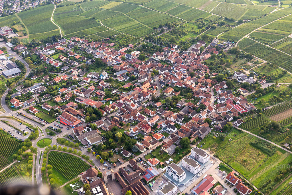 Luftbild: Ortsteil Schweigen im Ortsteil Schweigen in Schweigen-Rechtenbach im Bundesland Rheinland-Pfalz in Deutschland. Foto: IMG_128443.jpg vom 21.08.2021 durch Werner Riehm/FLY-FOTO.de